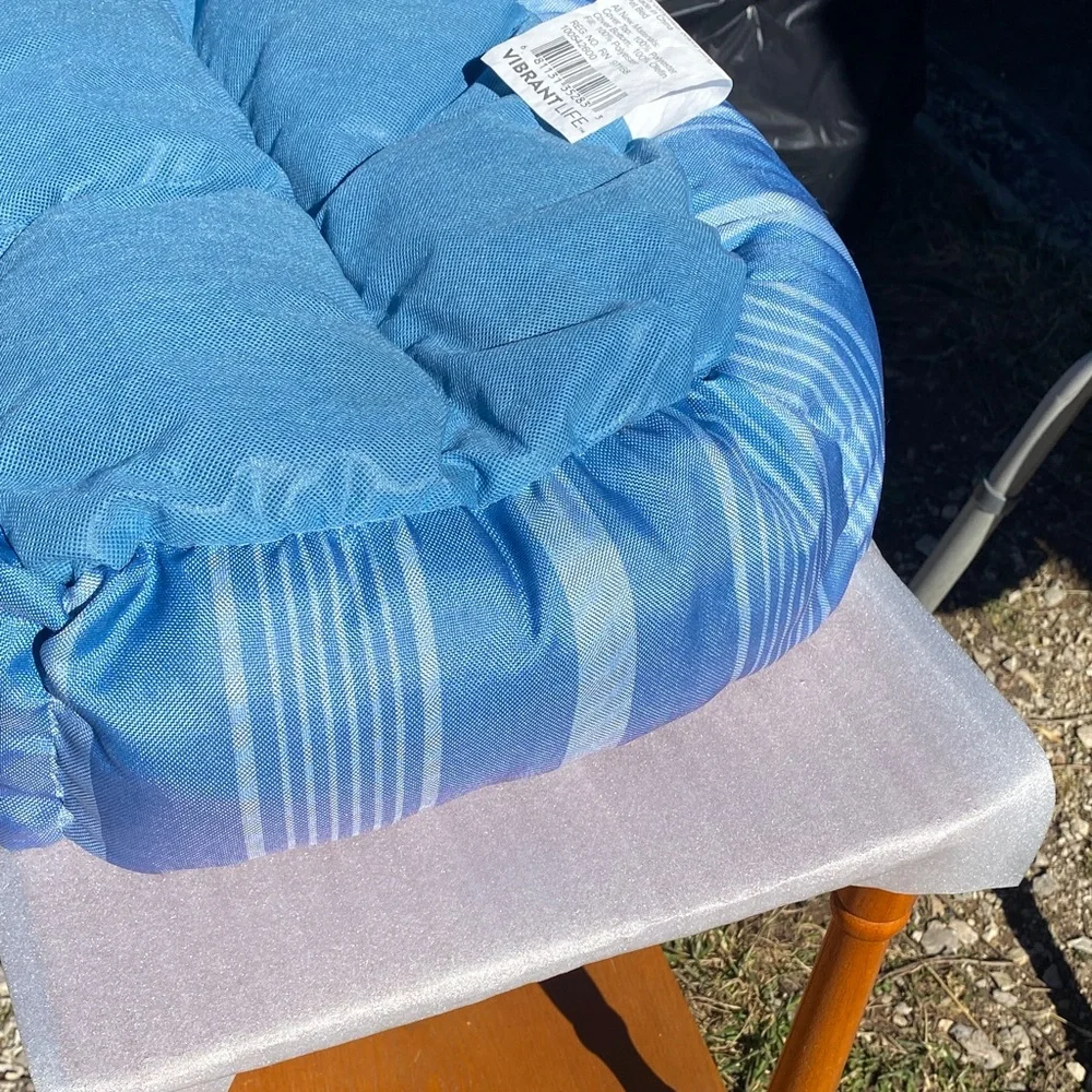 Vibrant Life Cozy Blue and Gray Sm Pet Bed Top 100% Polyester Bottom 100% Olefin